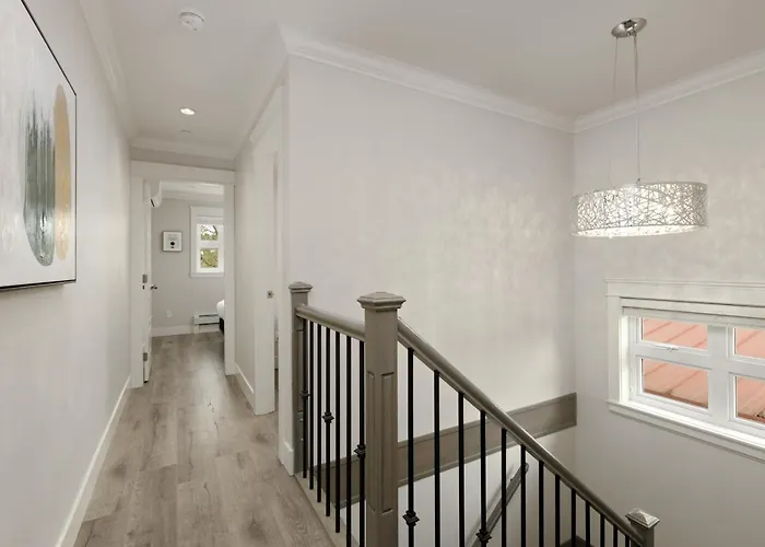Spacious 5-Bedroom Home In Convenient Vancouver