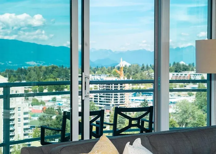 Luxury 2Br Condo W/ Great View In Surrey Center