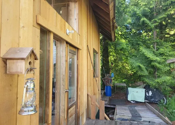 Rustic Cedar Cabin Villa Powell River