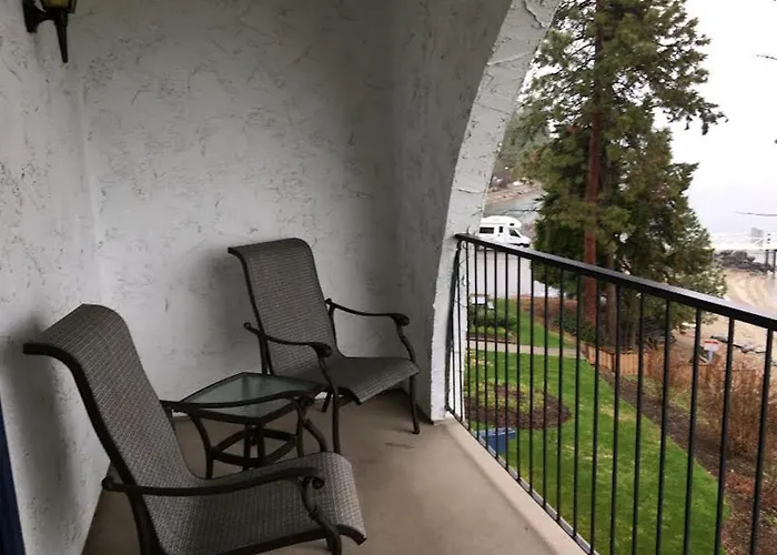 Lakefront Condo Sleeps Up To 4 Kelowna