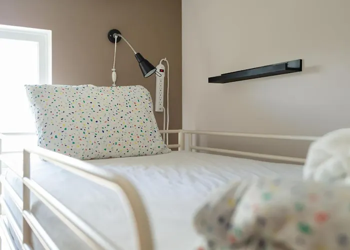 Kelowna hotels near Lake Okanagan