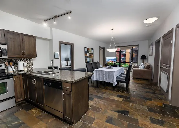 Upgraded Lakeside Resort Dream Vacation Home Kelowna