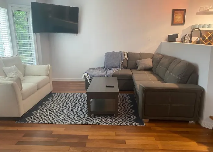 Heart Of Downtown Kelowna Close To Lake 3 Bedrooms