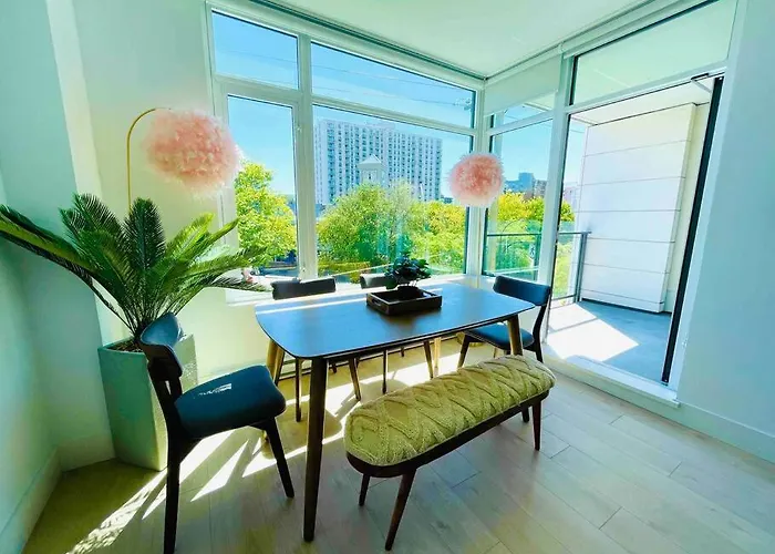 Pet friendly Lovely 2 Bedroom Downtown Suite With Free Parking Victoria