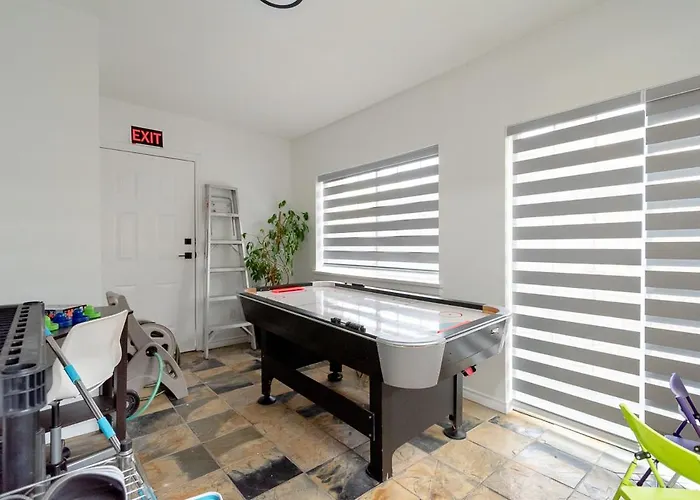 Spacious & Modern By The Beach White Rock