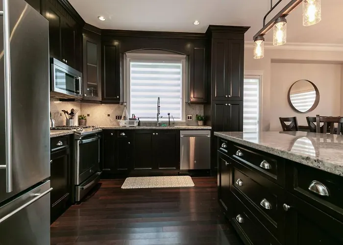 Bellamy Manor Large Home With 5Beds! In Langford Victoria