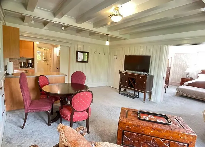 Parlor Suite In Heritage Manor, Fairfield, Near Dt Victoria