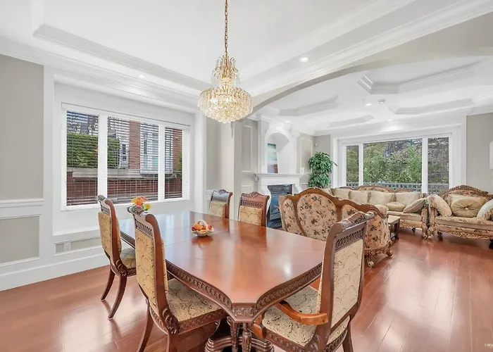 Luxurious Getaway In Vancouver-Private Room With Attached Bathroom