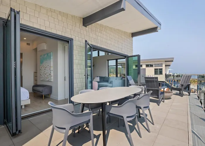 Beachfront Luxury Suite #18 At The Beach House Campbell River