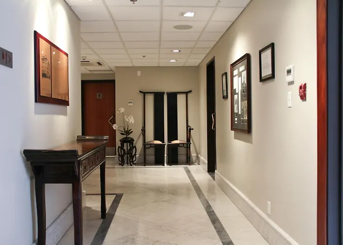 Victoria 4 Star Hotels near Beacon Hill Park