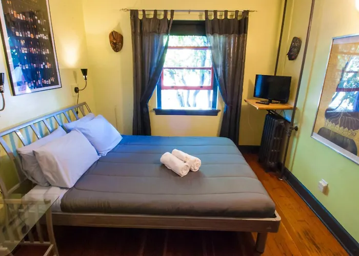 Victoria hotels near Beacon Hill Park