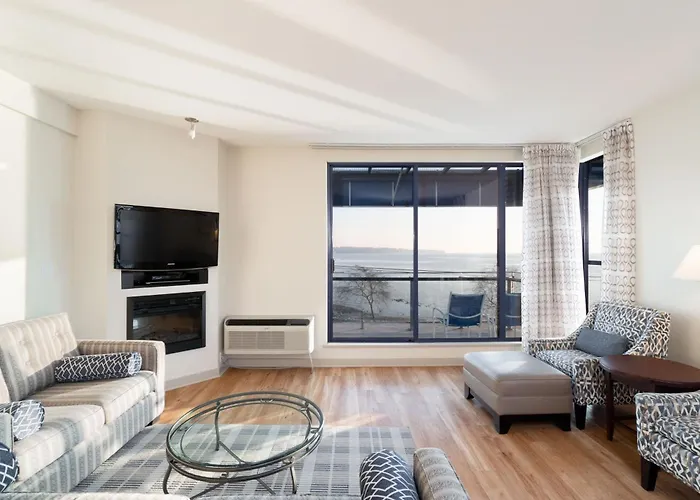 White Rock hotels near Peace Arch