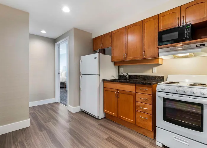 Kelowna 4 Star Hotels