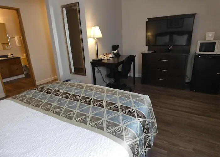 Kelowna hotels near Kasugai Gardens