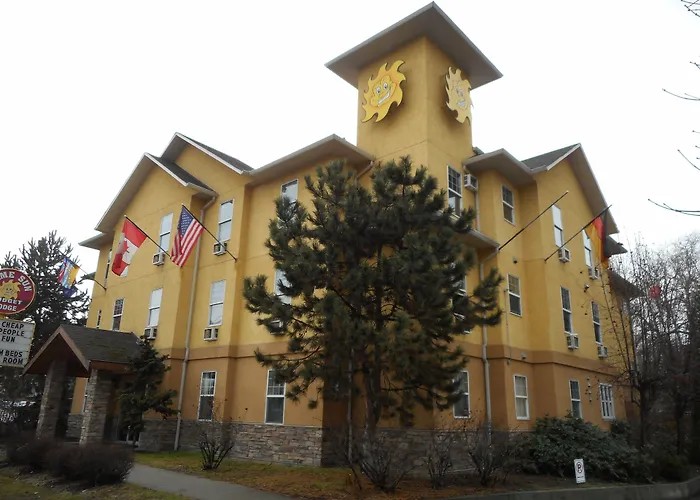 Kelowna hotels near Lake Okanagan