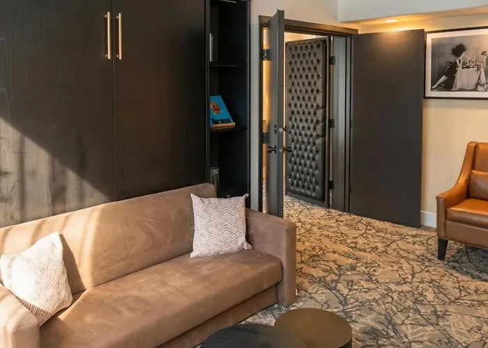 Vancouver hotels near Granville Island