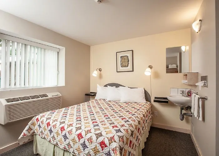 The Cube In Revelstoke Hotel