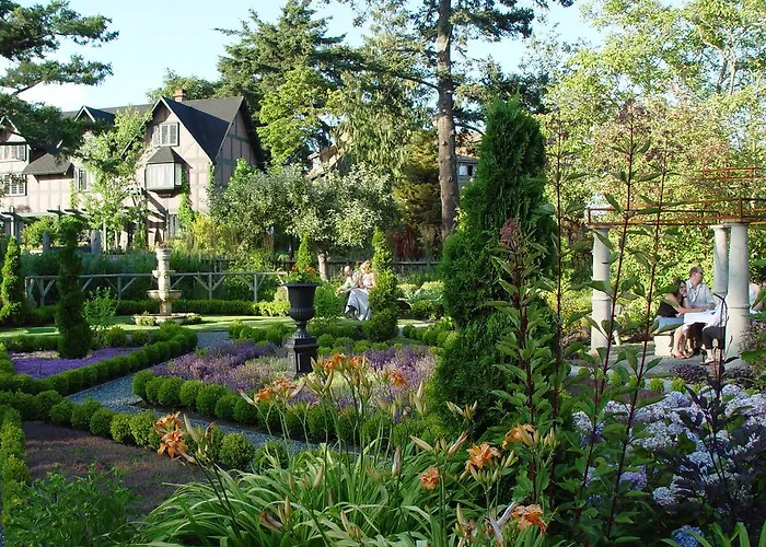 Victoria hotels near British Columbia Parliament Buildings