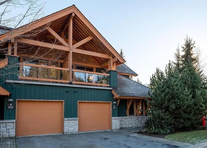 Stunning Chalet Style Townhouse W/ Private Hot Tub Villa Whistler